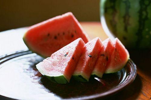 情侣一块吃瓜,情侣共享美好时光