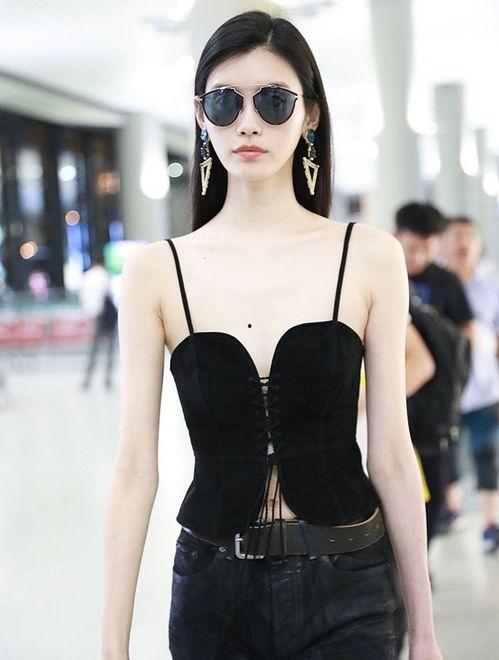 明星穿吊带裤,明星们的时尚新宠