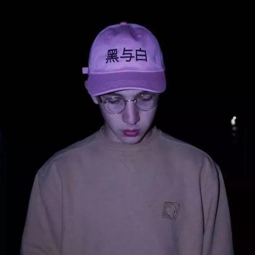 好看网红的帽子头像,帽饰点缀下的时尚头像解析