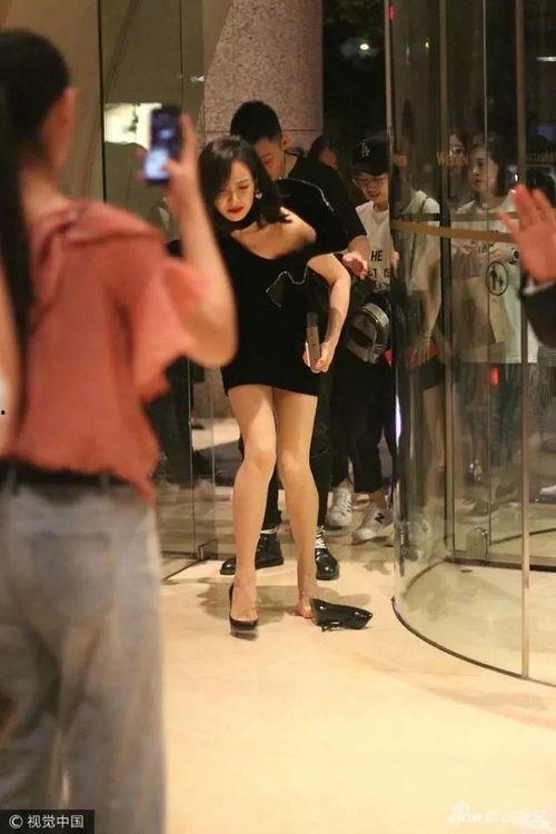 女明星崴脚受伤