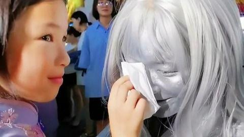 网红泣,背后故事引人深思