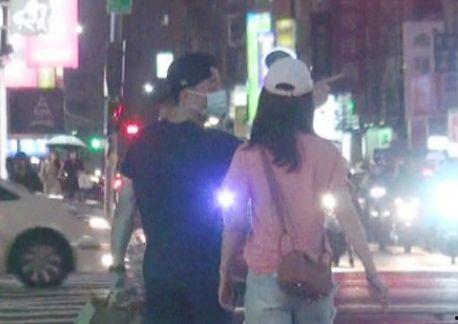 吵架路人吃瓜,路人化身“吃瓜群众”现场直播