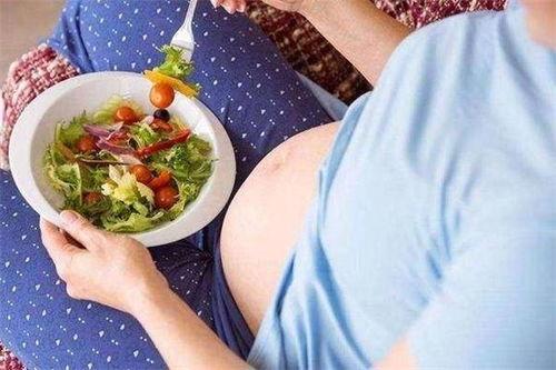 孕妇梦见别人在吃瓜,瓜熟蒂落，预示着新生命的甜蜜孕育